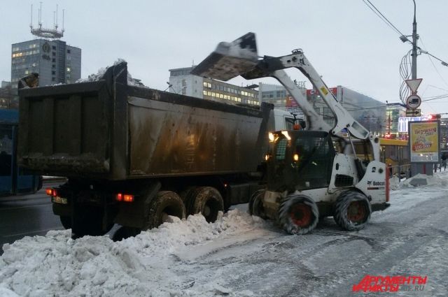 Больше всего снега убрали в Свердловском районе – 5,4 кубометров.