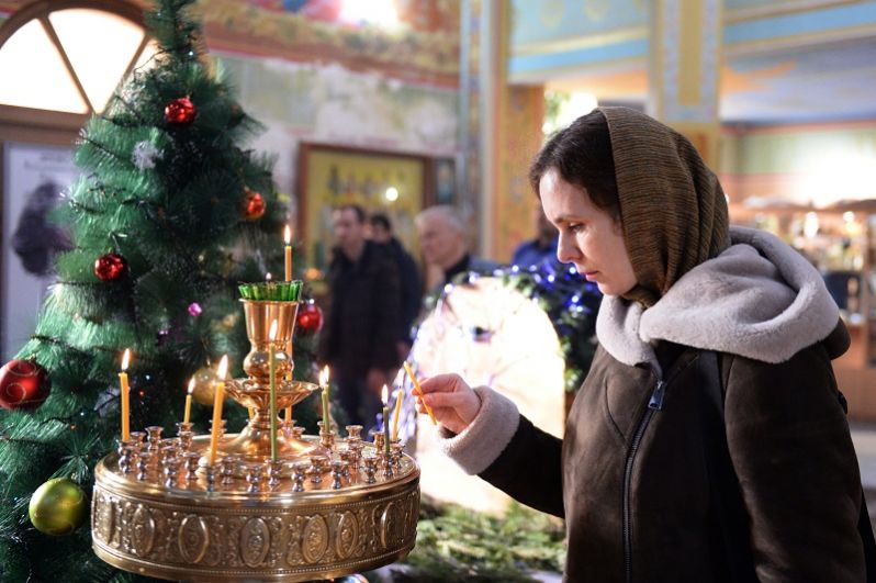 Верующие на праздничном богослужении в храме Архангела Михаила в Грозном.