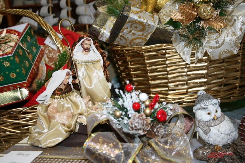 Рождество дарит подарки. Подарки на Рождество Христово. Православные сувениры к Рождеству. Православные подарки на Рождество. Рождество подарки на Рождество.