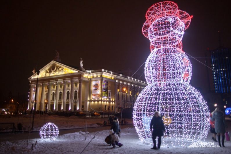 Огромный светящийся снеговик стал украшением Кировки в этом году.