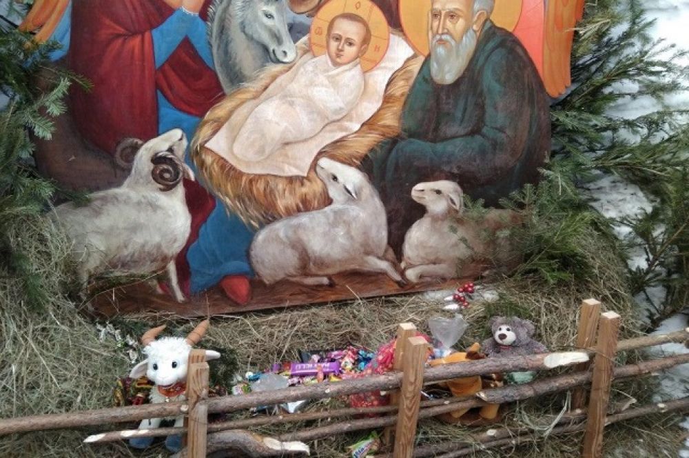 После службы верующие посетили вертепы