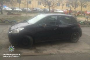 Наезд на полицейских во Львове: Водитель «прокатила» патрульного на капоте