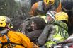 Спасатели эвакуируют женщину из рухнувшего дома в Монтесито.