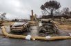 Автомобили, сгоревшие во время крупного декабрьского пожара «Томас», после наводнения в городе Вентура.