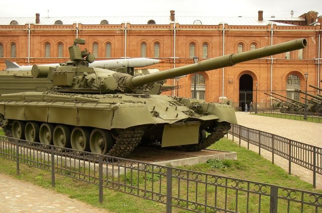 Танк Т-80Б в Артиллерийском музее Санкт-Петербурга.