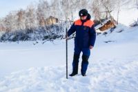 Сотрудники МЧС России провели замер льда в озере. 