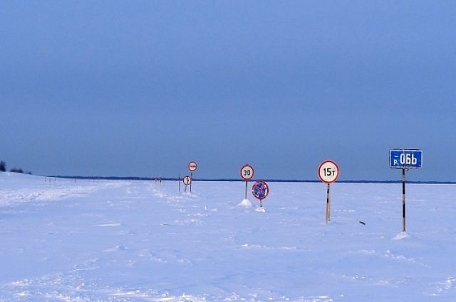 На зимнике «Салехард – Надым» устанавливают дорожные знаки