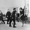 Вечер танцев в сцене из фильма «Двое». 1968 год.