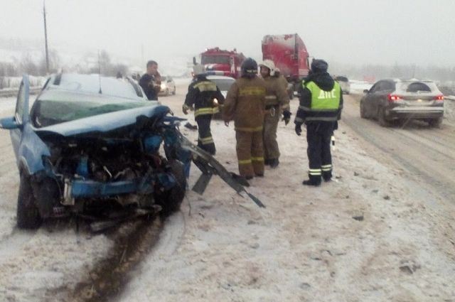 Водитель легкового автомобиля получил серьёзные травмы.
