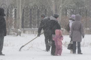 Снег убирать всю ночь и весь день.