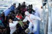 Мигранты на лодке у берегов Гараболли, к востоку от Триполи, Ливия. 8 января 2018 года. 