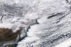 Зимняя буря, охватившая Онтарио, восточную Канаду и северо-восточную часть Соединенных Штатов, на спутниковой фотографии NASA. 6 января 2018 года. 