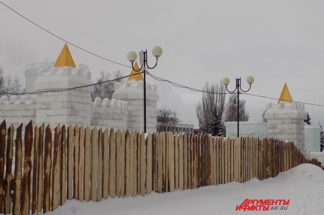 Вход в ледовый городок платный: в будни билет стоит 100 руб., в выходные и праздничные дни – 200 руб.