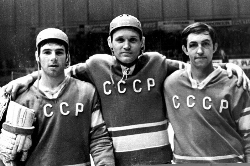 Члены сборной команды СССР по хоккею Борис Михайлов, Владимир Петров, Валерий Харламов. 1969 год.
