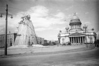 Исаакиевская площадь во время блокады Ленинграда. До 1944-го она называлась площадью Воровского.