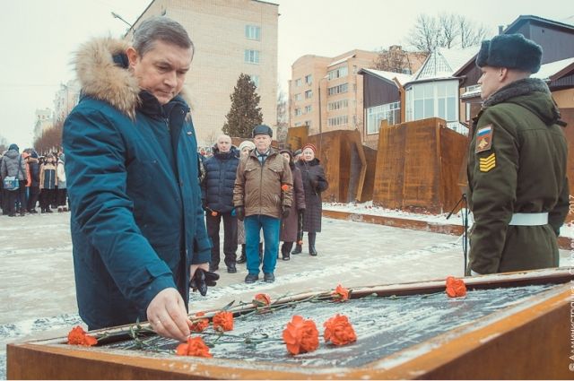 Глава Смоленска Владимир Соваренко на открытии сквера на улице Ногина.
