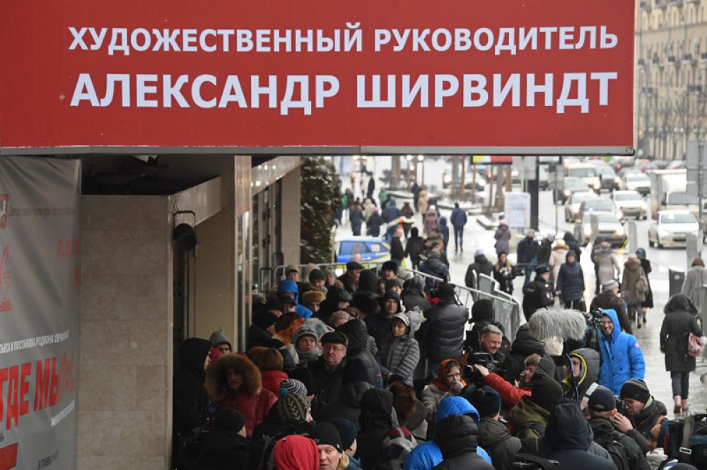 Люди у здания Московского академического театра сатиры, где проходит церемония прощания с народным артистом РСФСР Михаилом Державиным.