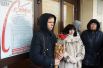 Люди у здания Московского академического театра сатиры, где проходит церемония прощания с народным артистом РСФСР Михаилом Державиным.