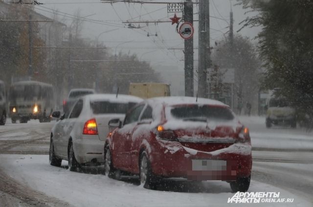 В связи с ухудшением погоды, водителям и пешеходам следует быть осторожными. 
