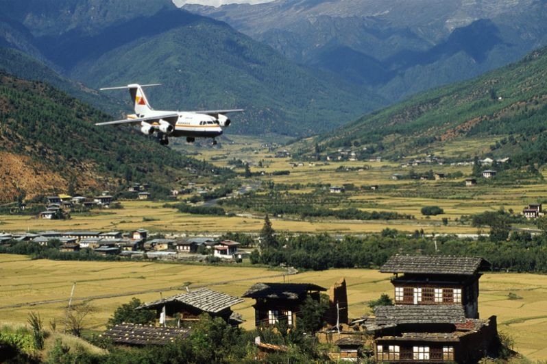 Аэропорт бутана. Бутан аэропорт. Paro аэропорт в бутане. Аэропорт паро Гималаи. Паро аэропорт ИКАО.