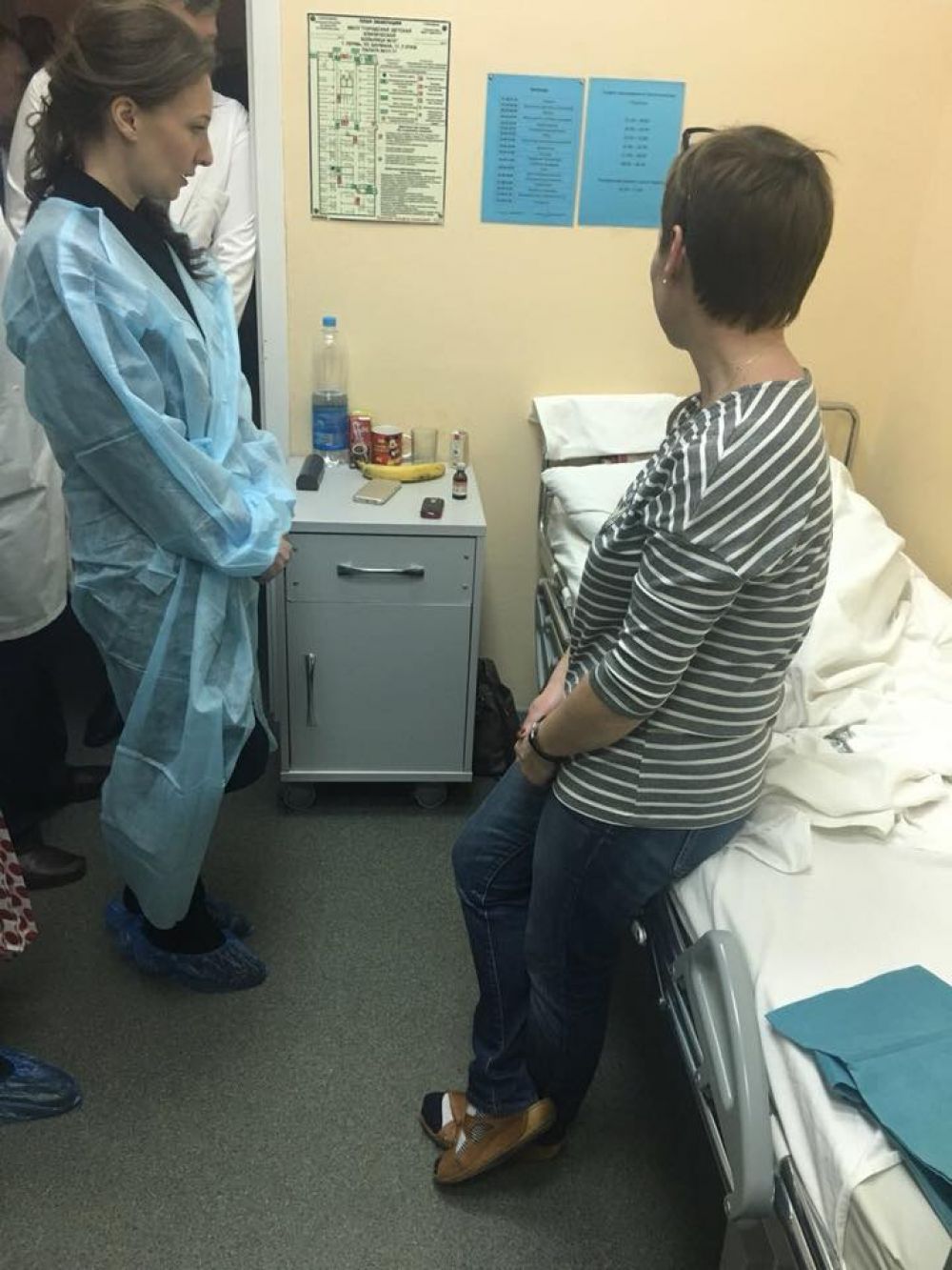 Одна из мама рассказала, как учитель спасала детей, отталкивая их из под удара ножа.
