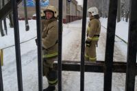 После нападения у входа в школу дежурили пожарные.