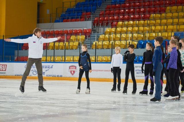 В Красноярске Ягудин провёл мастер-классы для юных фигуристов.