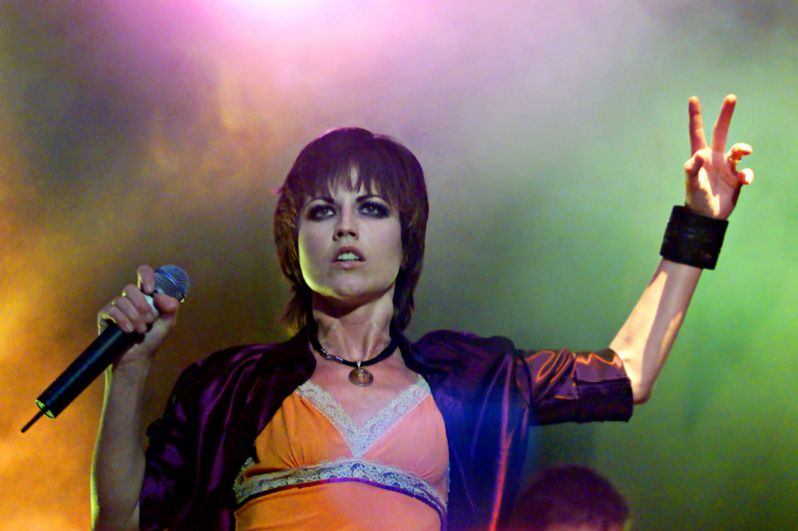 Солистка The Cranberries Долорес О'Риордан выступает в Дублинском замке, Ирландия. 29 апреля 2000 года.
