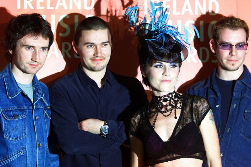 Группа The Cranberries: Ноэл Хоган, Майк Хоган, Долорес О'Риордан и Фергал Лоулер после выступления на церемонии вручения музыкальной премии Meteor Ireland в театре Point в Дублине. 4 марта 2002 года.