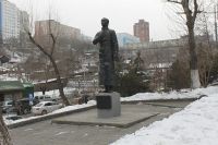 Даже памятник поэту не сразу обрёл покой во Владивостоке.