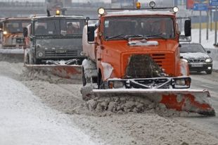 В Киеве к уборке снега привлекли 400 единиц спецтехники
