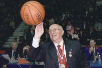 Александр Гомельский во время праздника, посвященного его 75-летию, в Универсальном спортивном комплексе ЦСКА.