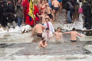Епископ Николай: Церковь никогда не требовала ныряния в воду на Крещение