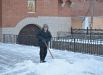 уборка снега у стен кремля