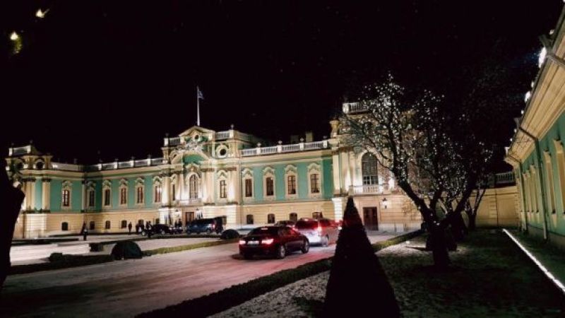 Мариинский дворец после реконструкции выглядит просто замечательно. Снег за окном добавляет эффект зимней сказки.