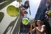 Турнир Australian Open. Теннисистка Мария Шарапова раздает автографы после победы над Татьяной Марией из Германии. 16 января 2018 года. 