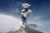 Извержение вулкана Синабунг, Северная Суматра, Индонезия. 15 января 2018 года. 