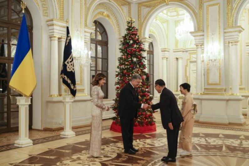 Президент и первая леди приветствовали гостей в отреставрированных залах.