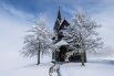 Заснеженная часовня после первого снегопада в австрийской деревне Тульфес.