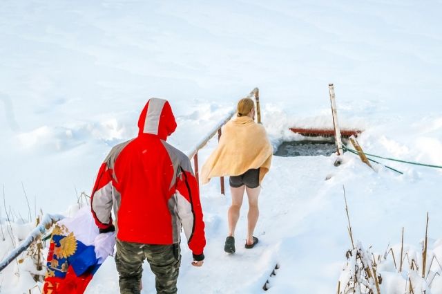 Красноярцы не нарушили традицию в тридцатиградусный мороз. 
