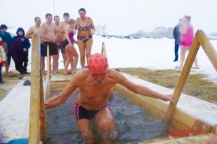Тюменец упал в обморок после крещенского купания в проруби
