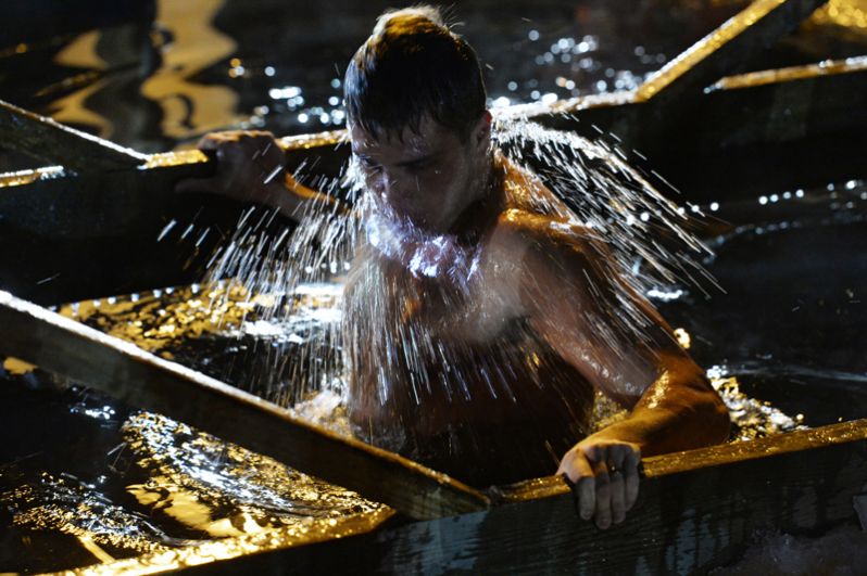 Мужчина во время крещенского купания в озере Соловей-Ключ Надеждинского района Приморского края.