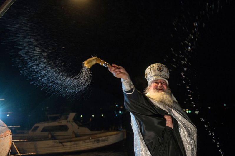 Протоиерей Вячеслав Костенко во время освящения воды в Крещенский сочельник в бухте Казачей в Севастополе.