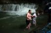 Верующие во время традиционного праздничного купания в Крещенский сочельник в водопадах реки Жане у города Геленджик в Краснодарском крае.