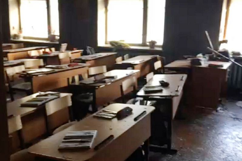 Учебный класс школы в микрорайоне Сосновый Бор в Улан-Удэ, где произошло возгорание в результате нападения. 