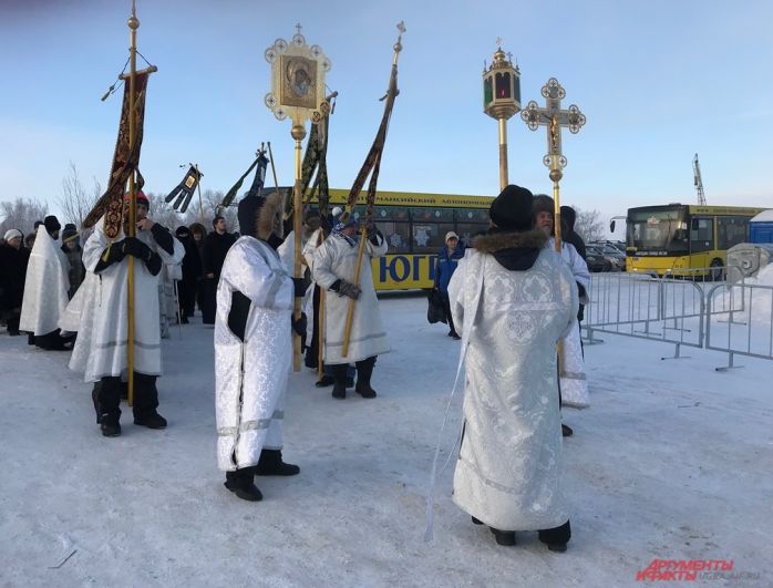 Затем три автобуса в сопровождении наряда ДПС доставили духовенство и прихожан на р. Иртыш