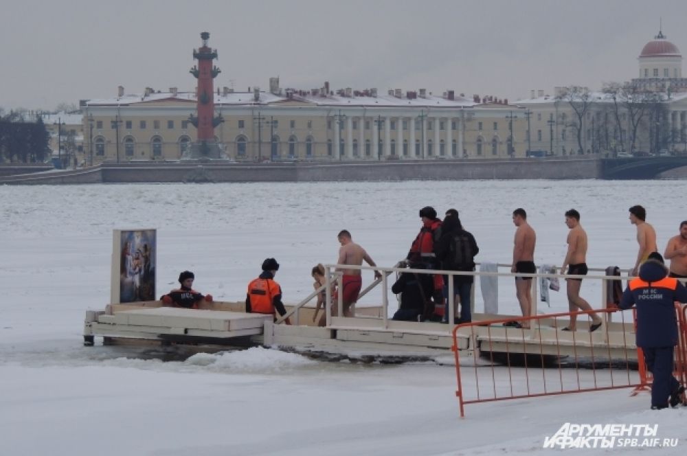 Петербуржцы не побоялись зайти в ледяную воду.