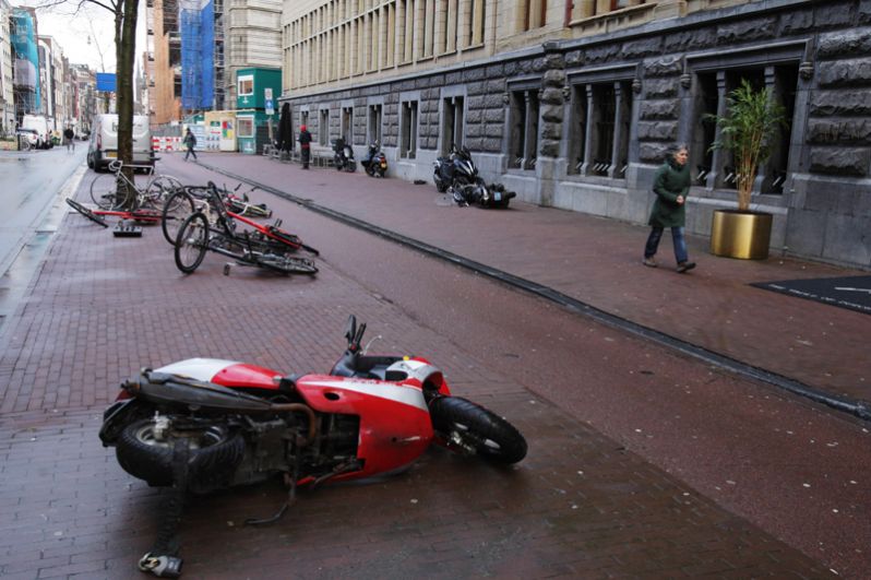Упавшие велосипеды и мотоциклы во время сильного шторма в Амстердаме, Нидерланды. 