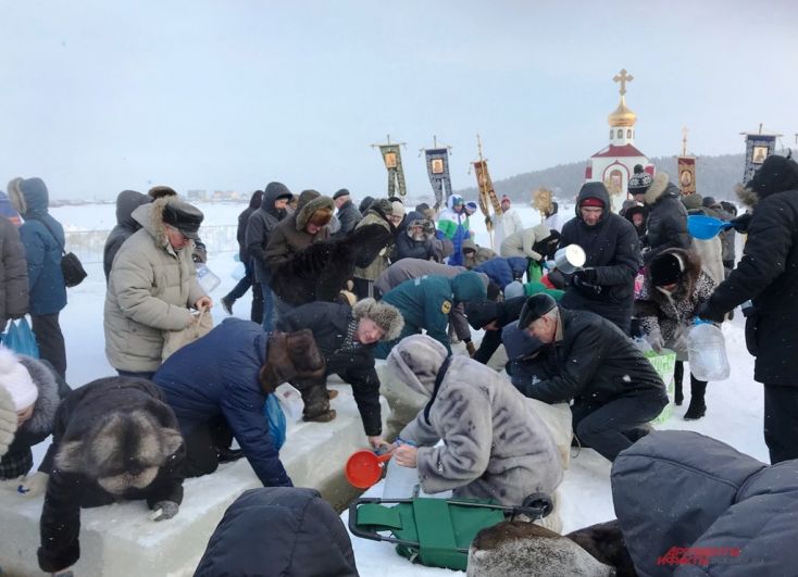 После освящения православные набирали воду прямо из реки