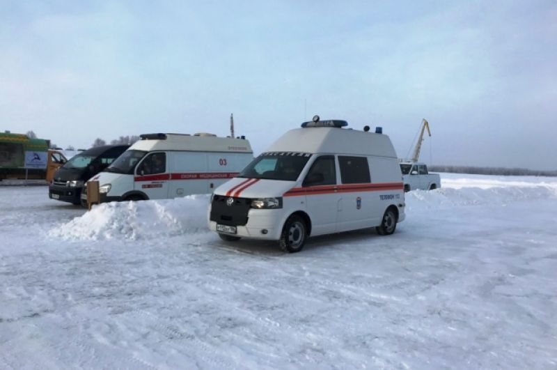 На месте крещенских купаний дежурят скорая помощь, пожарные, спасатели и полиция.